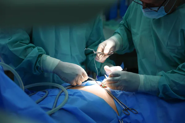 Equipo médico realizando cirugía en quirófano, primer plano —  Fotos de Stock