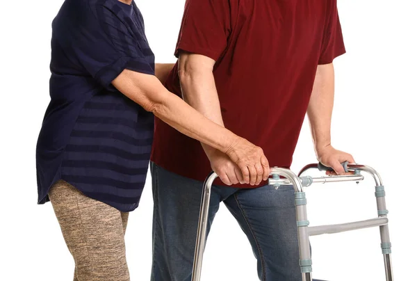 高齢者の女性を助ける彼女の夫とともに歩くフレーム上の白い背景、クローズアップ — ストック写真