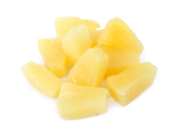 Cijfers van heerlijke zoete ingeblikte ananas op witte achtergrond, close-up — Stockfoto