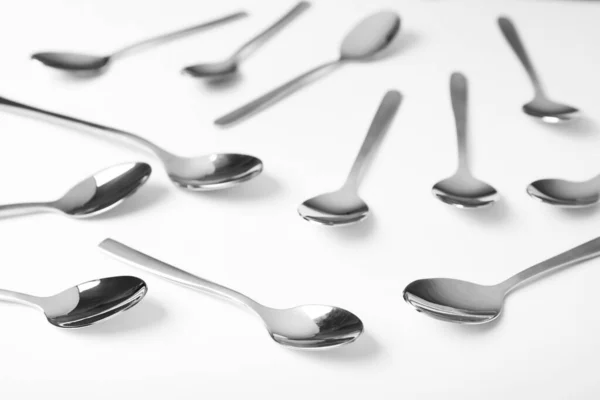 Conjunto de nuevas cucharas de metal sobre fondo blanco —  Fotos de Stock