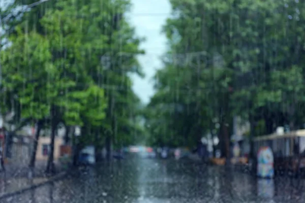 Vista borrosa de la calle de la ciudad en el día lluvioso — Foto de Stock