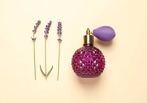 Flache Komposition mit elegantem Parfüm und schönen Blumen auf beigem Hintergrund — Stockfoto