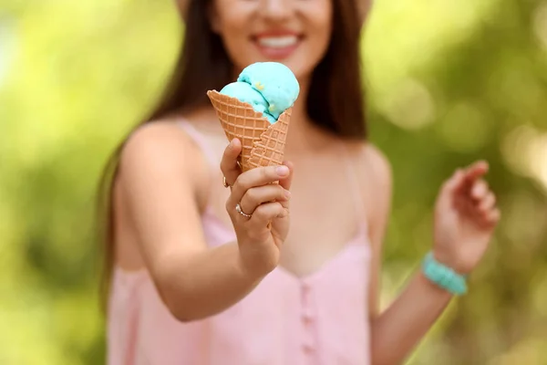 Ευτυχισμένη νεαρή γυναίκα με νόστιμο παγωτό σε εξωτερικούς χώρους βάφλα κώνο, closeup — Φωτογραφία Αρχείου