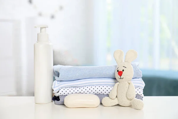 Acessórios de bebê na mesa na sala de berçário. Espaço para texto — Fotografia de Stock