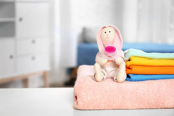 Baby accessoires op tafel in de kwekerij kamer. Ruimte voor tekst — Stockfoto