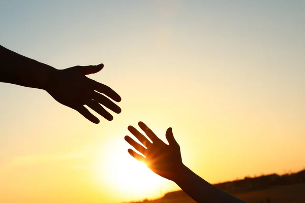 Άνθρωπος που δίνει χέρι σε γυναίκα έξω στο ηλιοβασίλεμα, κοντινό. Έννοια βοήθειας και υποστήριξης — Φωτογραφία Αρχείου