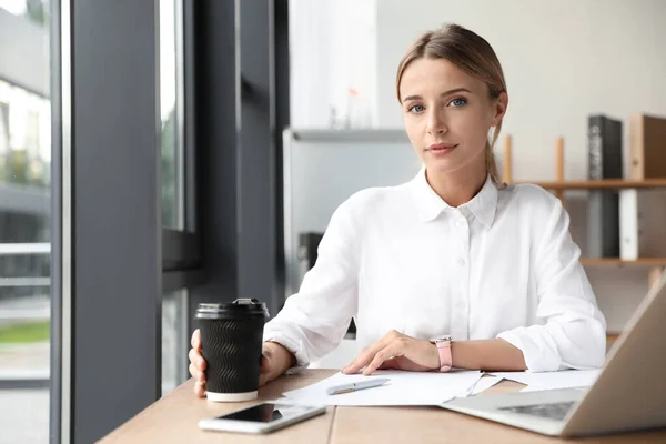 Entrenadora de negocios femenina trabajando con laptop en oficina — Foto de Stock