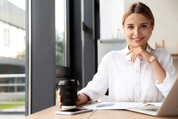 Entrenadora de negocios femenina trabajando con laptop en oficina — Foto de Stock