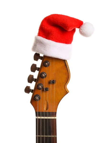 Gitara z kapeluszem Mikołaja izolowane na białym. Koncepcja muzyki świątecznej — Zdjęcie stockowe