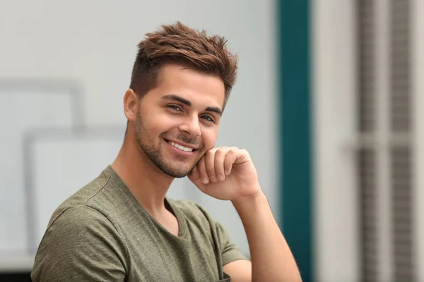 Retrato de un joven guapo en la habitación — Foto de Stock