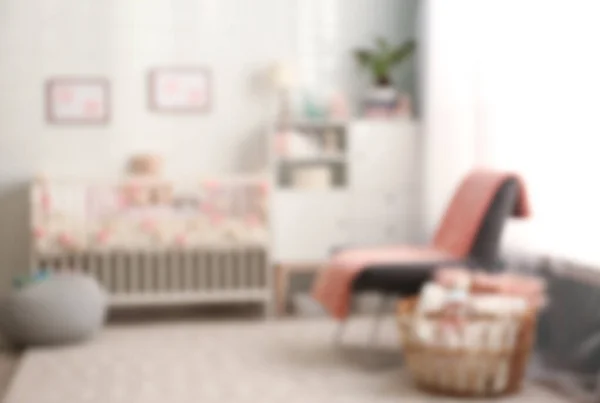 Dimsyn på babyrummets interiör med bekväm spjälsäng — Stockfoto