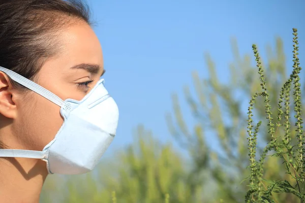 잡초 로고생 하고 있는 젊은 여자 가 바깥에서는 알레르기 를 일으키고 있다 — 스톡 사진