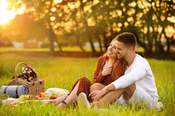 Glückliches junges Paar beim Picknick im Park — Stockfoto