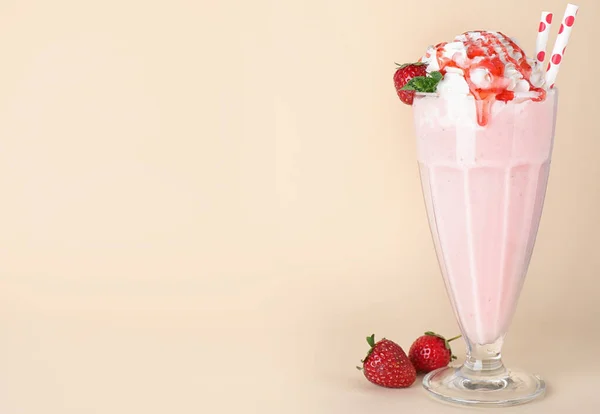 Savoureux milk-shake en verre et fraises sur fond beige. Espace pour le texte — Photo