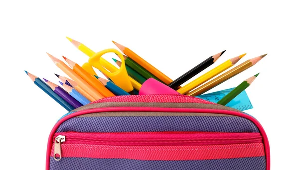 Cas plein de crayons de couleur et de papeterie scolaire sur fond blanc — Photo