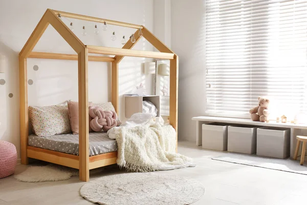 안락 한 침대가 있는 실내의 아늑 한 어린이 방 — 스톡 사진