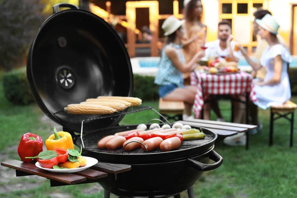 Parrilla de barbacoa con salchichas y verduras al aire libre — Foto de Stock