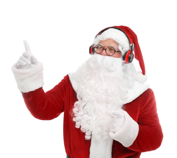Santa Claus luisteren naar de muziek van Kerstmis op witte achtergrond — Stockfoto
