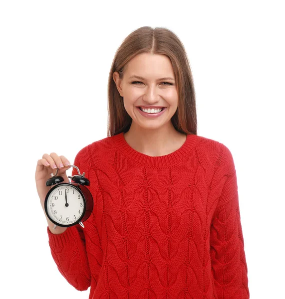 Jovencita feliz con despertador sobre fondo blanco. Tiempo de Navidad — Foto de Stock