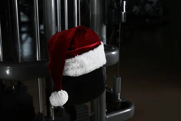 Santa kapelusz na urządzenie fitness w nowoczesnej siłowni — Zdjęcie stockowe
