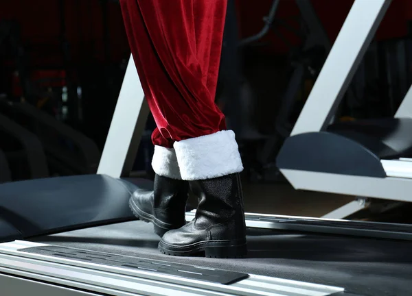 Autentyczny Święty Mikołaj trening na bieżni w nowoczesnej siłowni — Zdjęcie stockowe