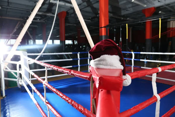 Santa kapelusz w rogu ringu bokserskiego — Zdjęcie stockowe