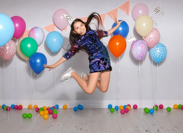 Glad tjej som har kul på födelsedagsfest inomhus — Stockfoto