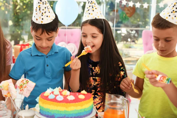 Bambini felici mangiare deliziosa torta alla festa di compleanno al chiuso — Foto Stock