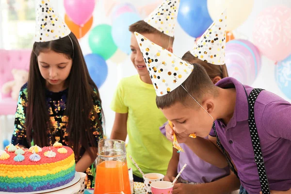 Szczęśliwe dzieci jedzące pyszne ciasto na przyjęciu urodzinowym w domu — Zdjęcie stockowe