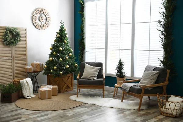 Prachtig interieur met versierde kerstboom in woonkamer — Stockfoto