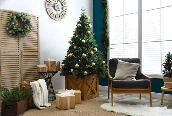 Belo interior com árvore de Natal decorada na sala de estar — Fotografia de Stock