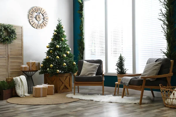 Schönes Interieur mit geschmücktem Weihnachtsbaum im Wohnzimmer — Stockfoto