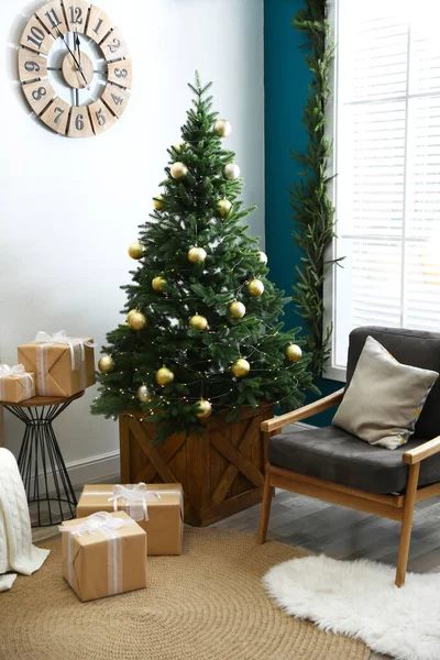 Prachtig interieur met versierde kerstboom in woonkamer — Stockfoto