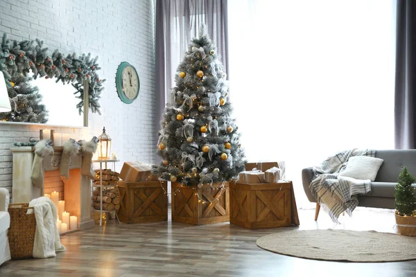 Stilvolles Interieur mit geschmücktem Weihnachtsbaum im Wohnzimmer — Stockfoto