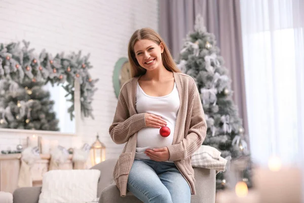 自宅のクリスマスの装飾で若い妊婦 — ストック写真