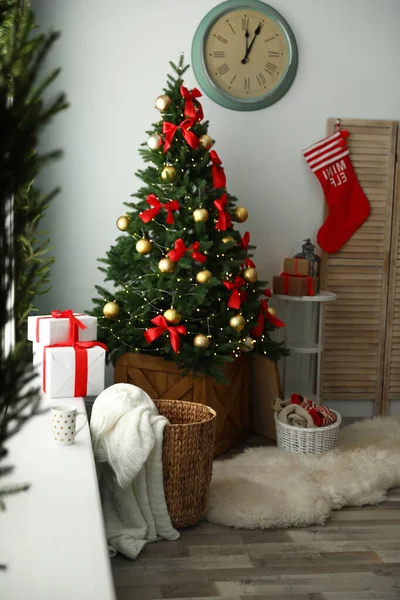 Interior de quarto elegante com árvore de Natal decorada — Fotografia de Stock