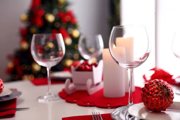Cenário de mesa festiva e árvore de Natal no interior do quarto elegante — Fotografia de Stock