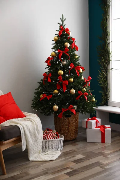 Intérieur élégant de la chambre avec arbre de Noël décoré — Photo