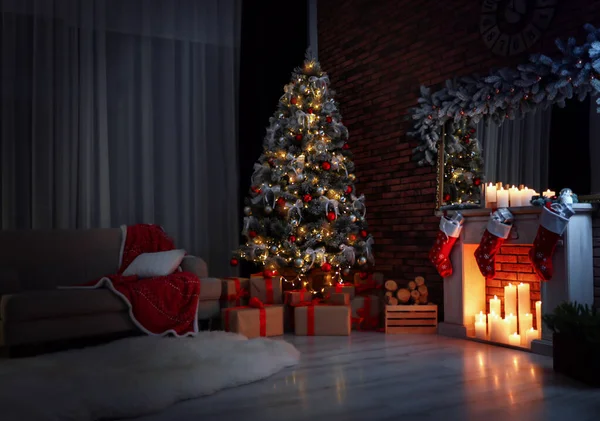 Stilvolles Interieur mit schönem Weihnachtsbaum am Abend — Stockfoto