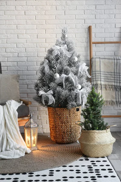 Beyaz tuğla duvarın yanında güzel bir Noel ağacı var. — Stok fotoğraf
