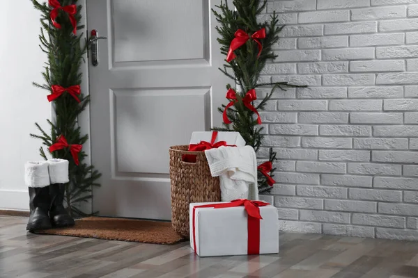 Stylowe wnętrze przedpokoju z dekorowanymi drzwiami i prezentami świątecznymi, przestrzeń na tekst — Zdjęcie stockowe
