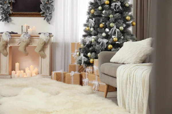 现代客厅室内装饰的圣诞树 — 图库照片