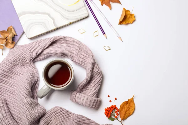 Samenstelling met kopje warme drank op witte achtergrond, bovenaanzicht. Gezellige herfstsfeer — Stockfoto