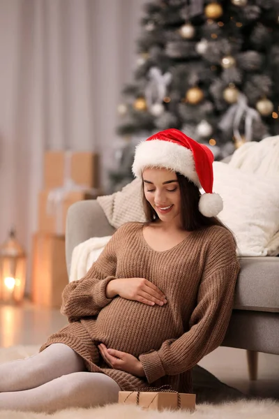Šťastná těhotná žena s vánoční dárkovou krabicí doma. Očekává se dítě — Stock fotografie
