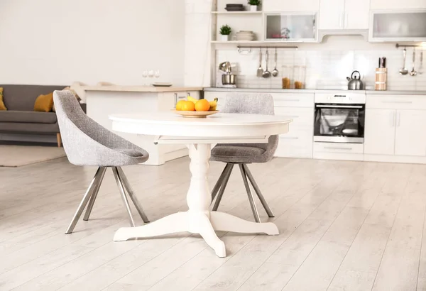 Snygg rumsinredning med matbord och stolar — Stockfoto