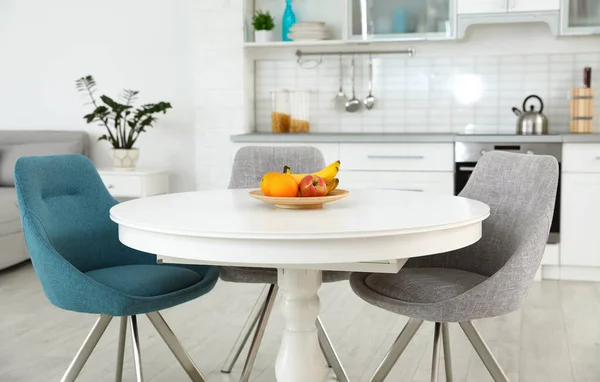 Snygg rumsinredning med matbord och stolar — Stockfoto