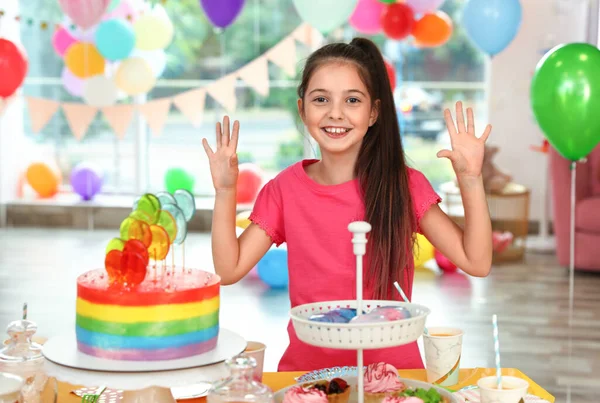 Chica feliz en la habitación decorada para la fiesta de cumpleaños — Foto de Stock