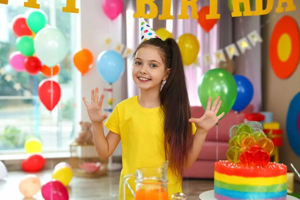 Menina feliz no quarto decorado para festa de aniversário — Fotografia de Stock