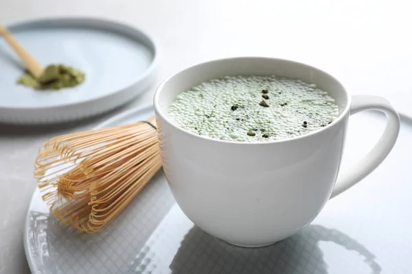 Lekkere matcha groene thee latte op lichtgrijze tafel, close-up — Stockfoto