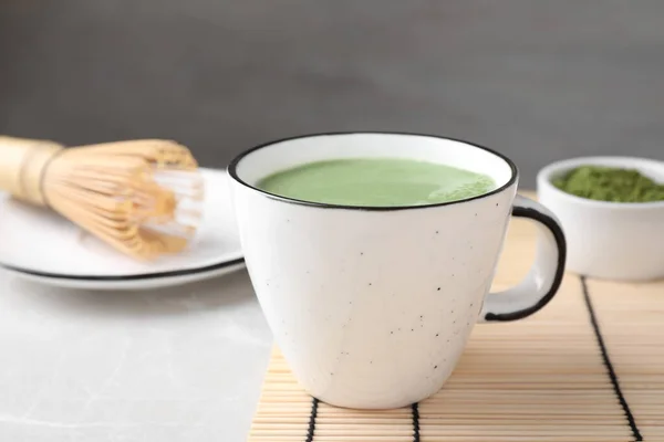 Sabroso té verde matcha con leche sobre mesa de mármol gris claro, primer plano — Foto de Stock